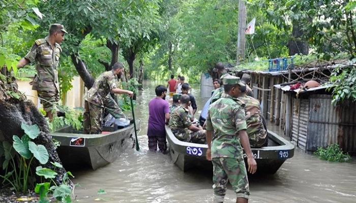 বন্যাদুর্গতদের পাশে তারা